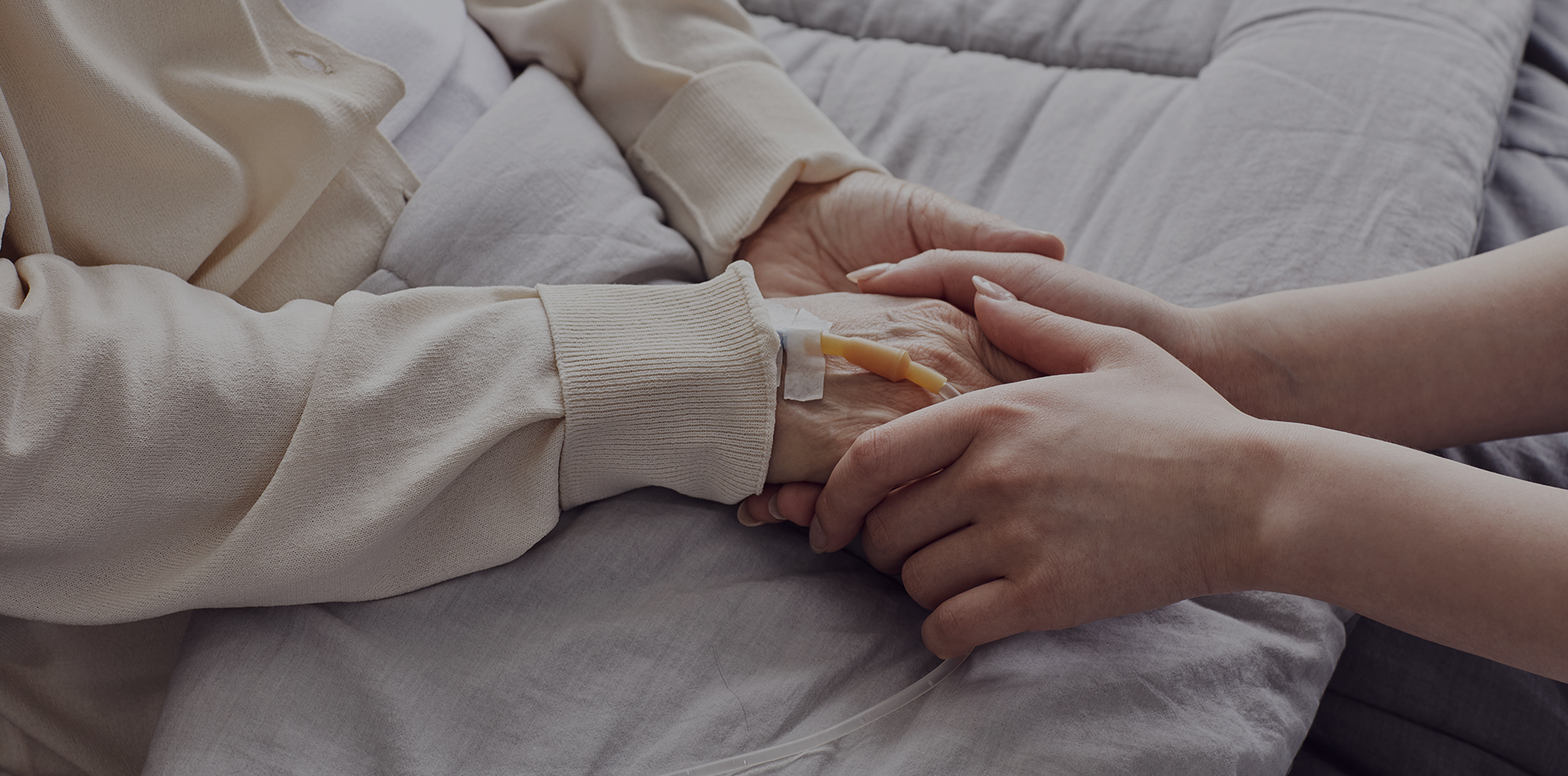 50 years, With a consistent heart|진료는 정직하게, 돌봄은 따뜻하게|진료는 혼자서 완성되지 않습니다. 경험 많은 간호 인력들과 함께, 항상 따뜻하게 맞이하고 말 한마디까지 정성껏 챙깁니다.  믿고 오실 수 있는 의원, 올 때보다 더 편안한 마음으로 돌아가실 수 있는 의원, 그런 내사랑내과가 되겠습니다.